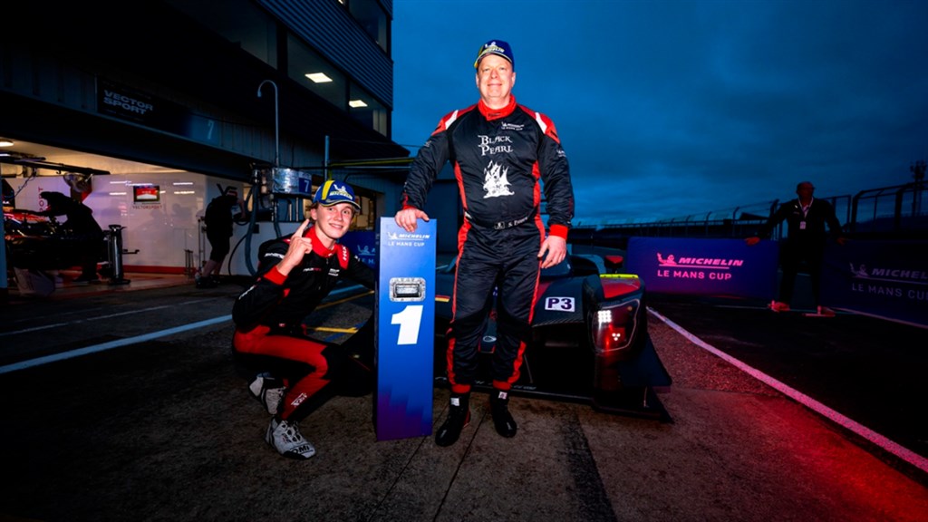 Mikkel Gaarde Pedersen sejrer på Silverstone.
(Foto: Michelin Le Mans Cup)